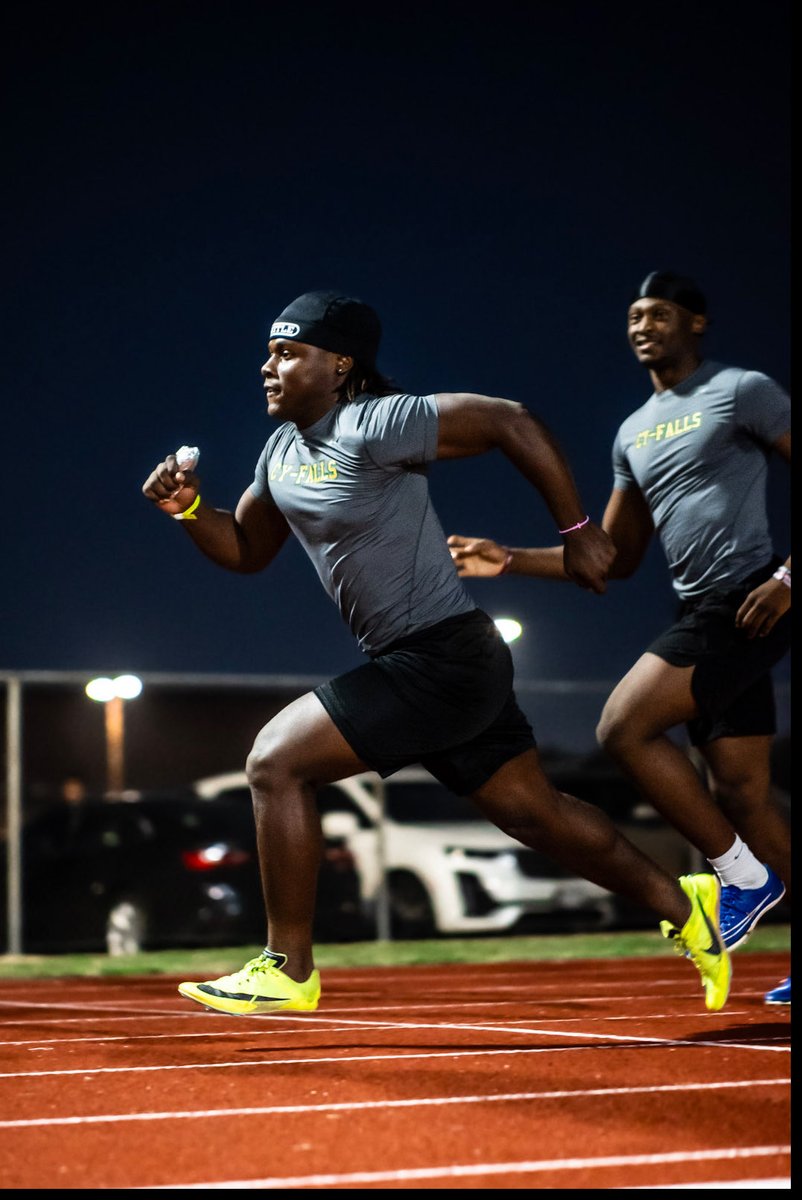 CyFallsTrack's tweet photo. @GavinLarks37 &amp; @5star_kaden working the handoff in the Big Man 4x100m relay at the Golden Eagle Invitational. https://t.co/lc35DYkWvl