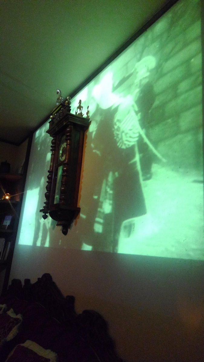 真矢さんがプロデュースしていた、新宿御苑前にあったカフェ『ろまん亭』。
竹久夢二の世界をモチーフに、夢二の世界から飛び出したような美しい女給さん達が、バラエティに富んだ食事を運んでくれた。
現在は閉店したので、当時の写真を。
真矢さん、56年間の音楽人生、本当にお疲れさまでした。