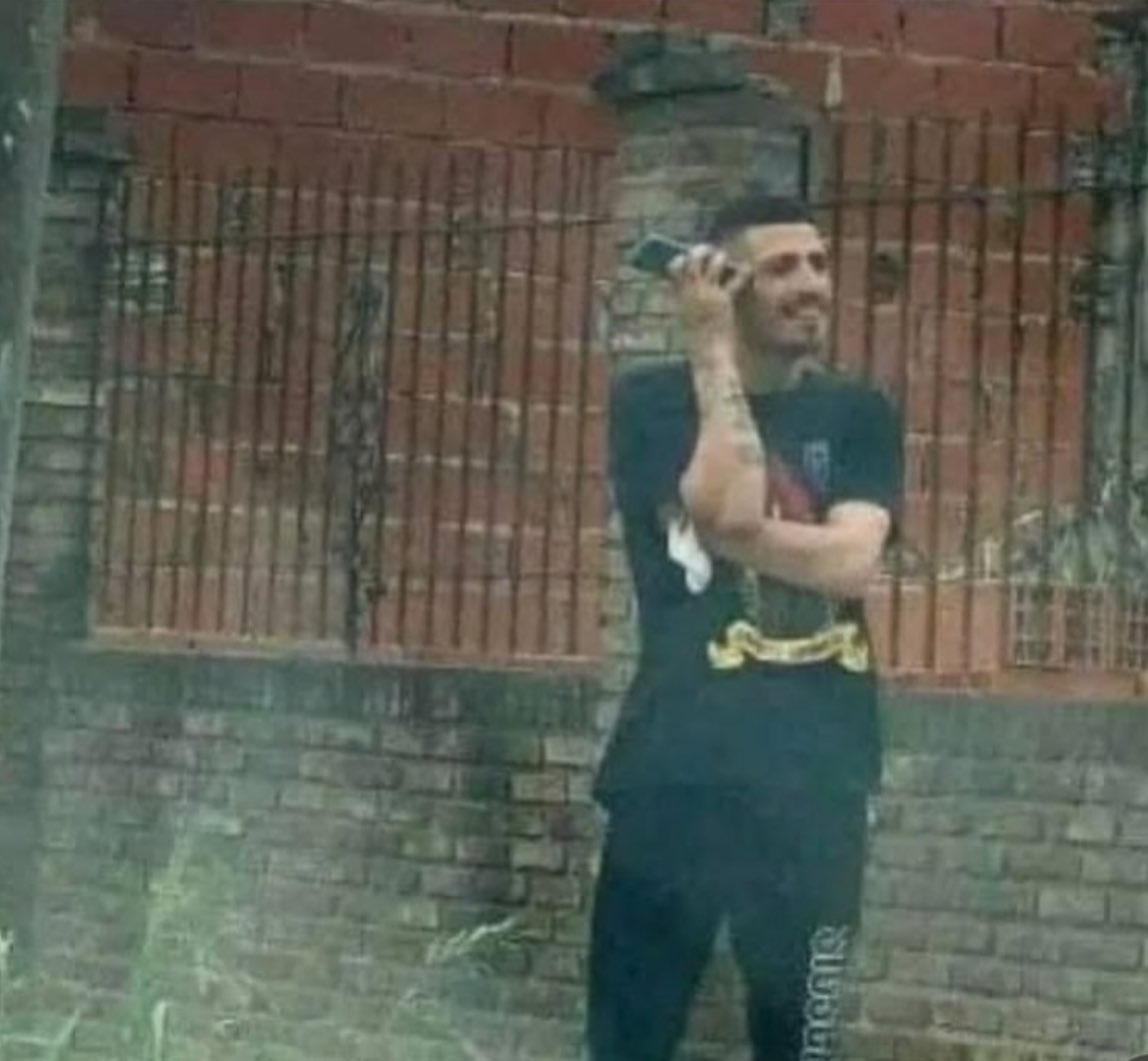 yo escuchando un martes algo que me enviaron el viernes