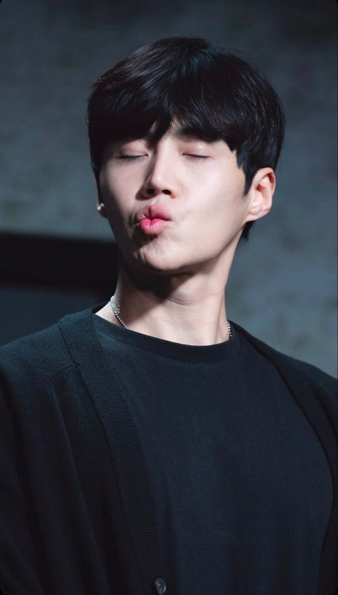 연극 캐릭터 중 가장 아끼는 캐릭터인데
왜냐면 이때가 내 천년의이상형임
얼굴도 몸도 되게 든든한 남자 같아 보이잖아 예뽀시절은 약간 나한테 시절인연인듯 
왜냐면 지금모습도 느낌이 좀 다르게 또 멋있어 또 이상형 바뀜 청순한남자