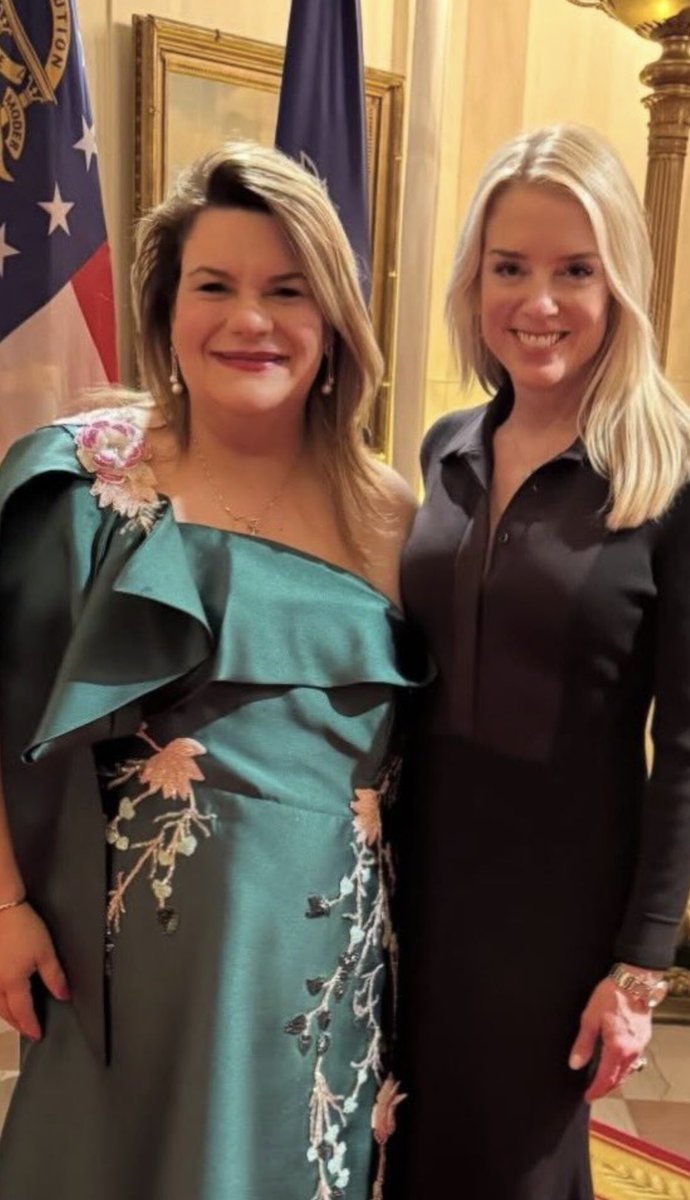 A esta señora nunca la ha importado PR. Todo es ambición personal. Por eso publica esta foto bochornosa.