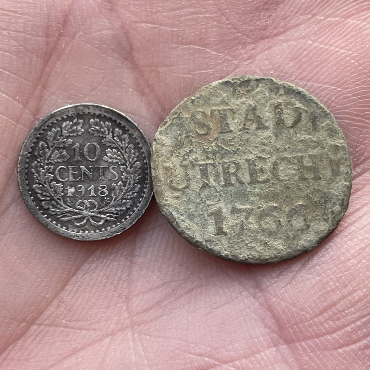 medieval_digger's tweet image. Cold en windy, but I managed to find a couple of coins! Two are readable! 😎👍🍀 #metaldetecting