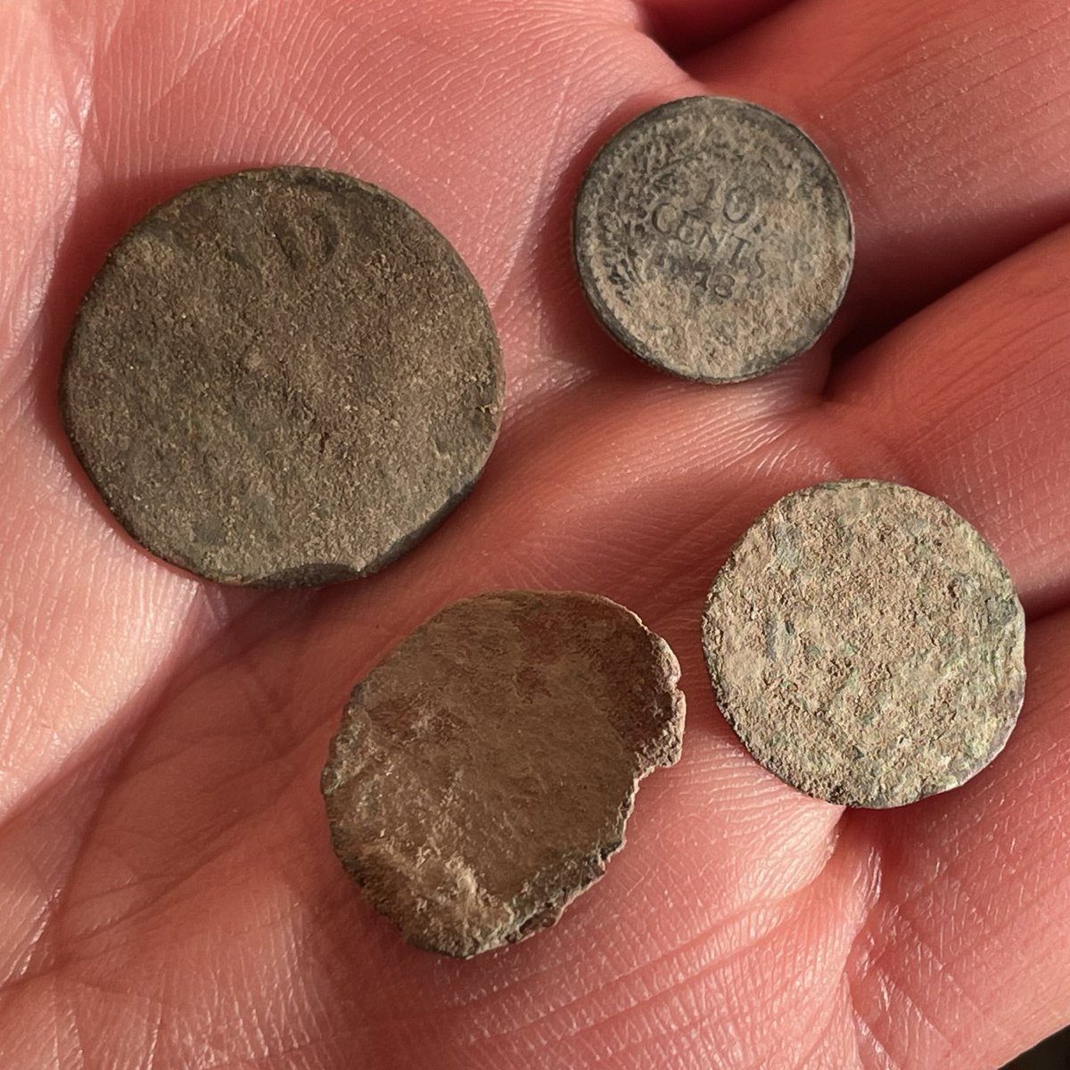 medieval_digger's tweet image. Cold en windy, but I managed to find a couple of coins! Two are readable! 😎👍🍀 #metaldetecting