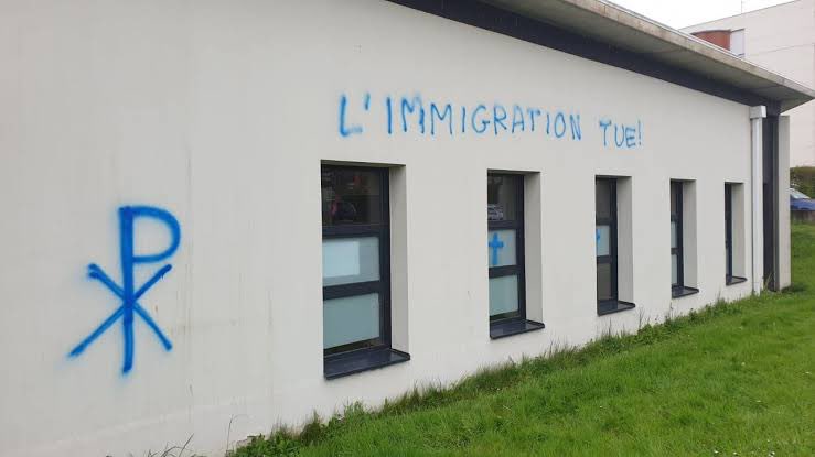 <a href="/L_lmpartial_/">L'|mpartial</a> C’est le principe même du détournement de signes religieux : pouvoir sortir la carte joker en inculture lorsque les spécialistes de l’extrême-droite relèvent que tel symbole est devenu un signe suprémaciste.

Problème : ils laissent des clefs de lecture assez nettes.