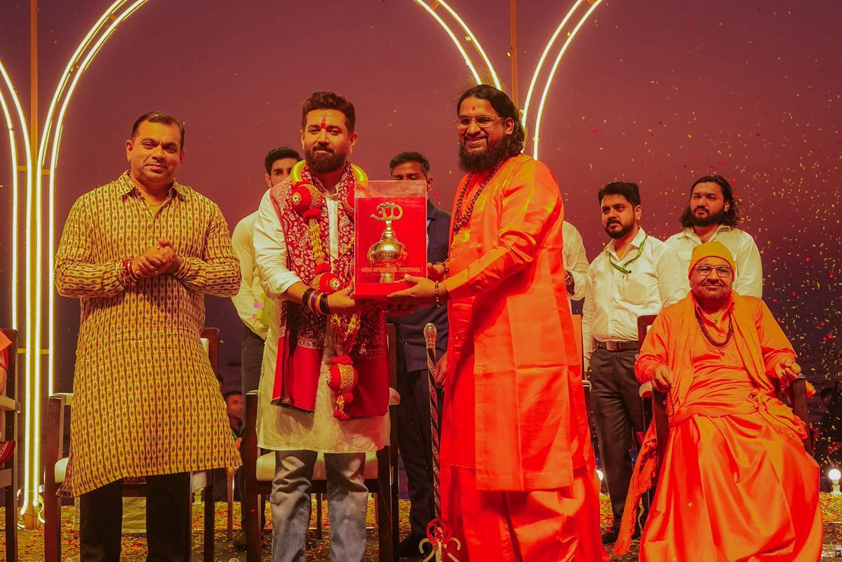 iChiragPaswan's tweet photo. गोवा की पुण्यभूमि पर आयोजित गोवा स्पिरिचुअल फेस्टिवल (19–24 फ़रवरी) में आज दिव्य समुद्र महाआरती में सहभागी बनने का परम सौभाग्य प्राप्त हुआ। यह क्षण केवल एक आध्यात्मिक अनुष्ठान भर नहीं था, बल्कि प्रकृति के प्रत��� कृतज्ञता, पर्यावरण संरक्षण के संकल्प और https://t.co/Xh7hpssAIg