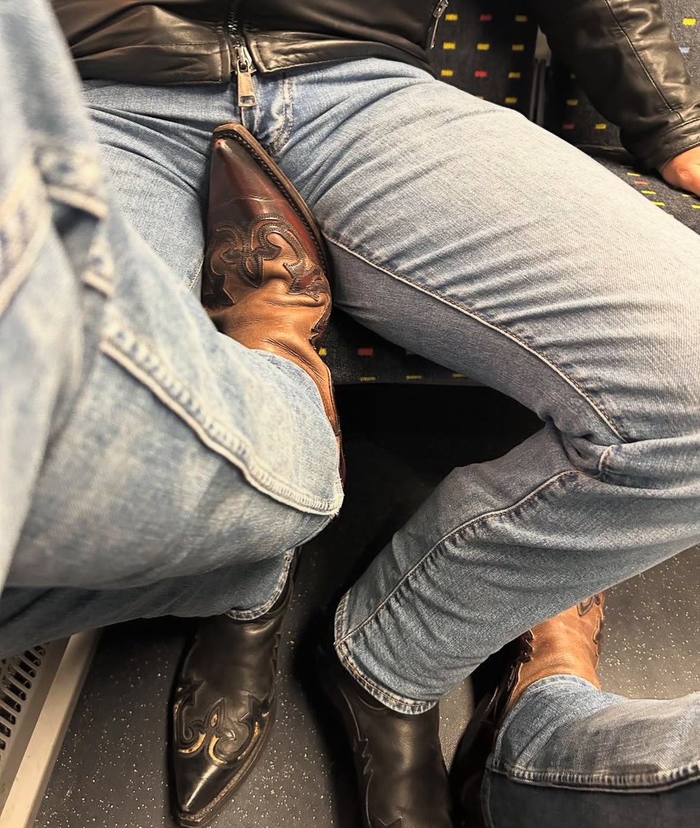 digitalpxls's tweet photo. Found myself a good hungry sub. Grinding his caged cock to get his pussy wet. #teamcaged #malechastity #gayboots https://t.co/gVb6oA6Q48