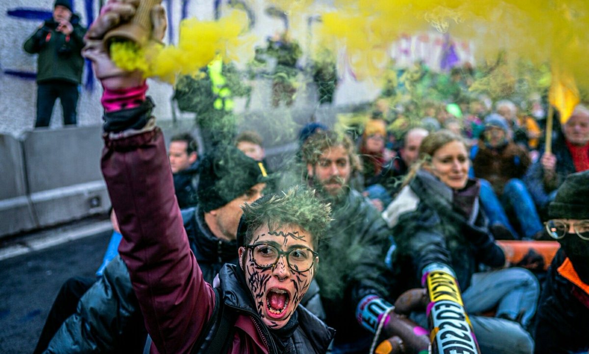 De herdenking van het bombardement op Nijmegen (400 kwamen om het leven) in 1944 is zondag ernstig verstoord door een Palestina-demonstratie. Het publiek was woedend en reageerde met hard boe-geroep. Burgemeester Bruls zei dat de demonstranten geestelijk in de war zijn.