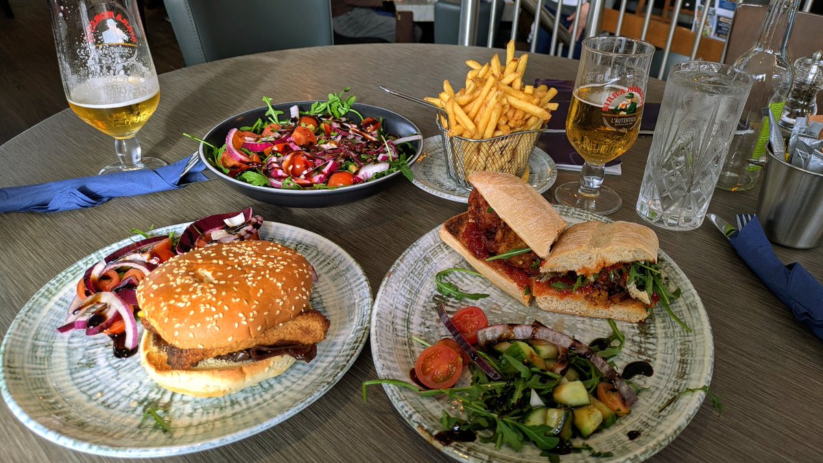 VeganOlive1's tweet image. Another #Vegan lunch out 😋🌱👌🌻onion bhaji, chilli jam ciabatta and sausage melt with caramelised onions, fries and salad #GoVegan #Plantbased #Crueltyfree #NoAnimalsHarmed 🌻🌱♥️🥰