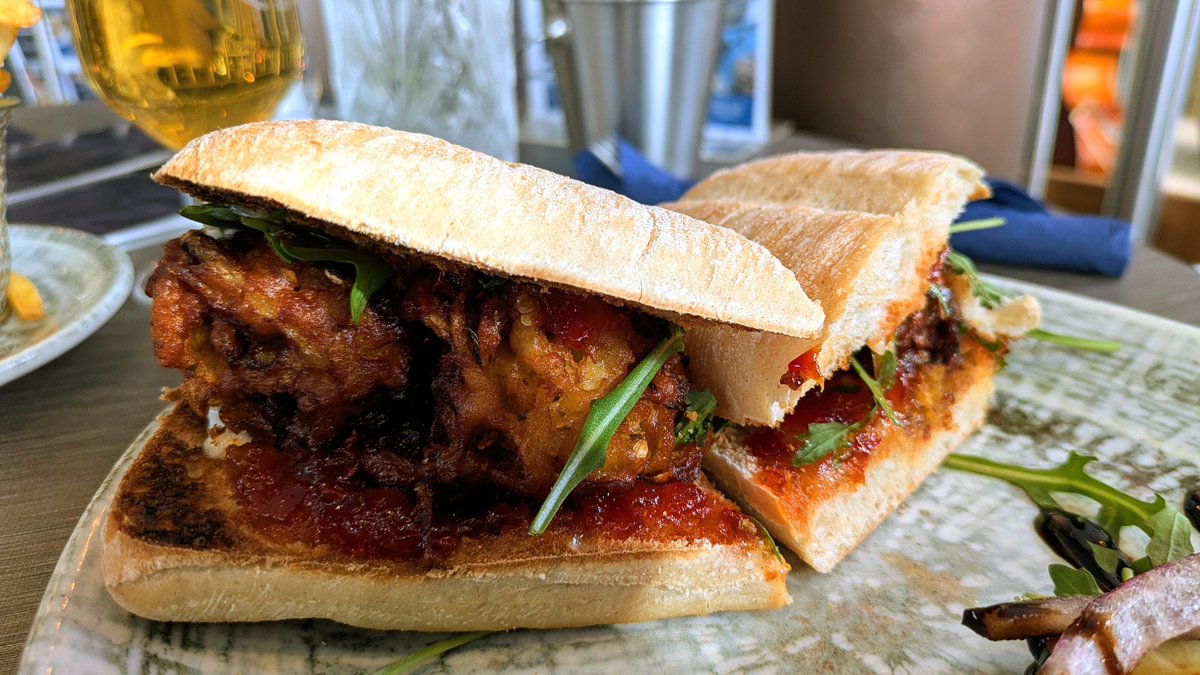 VeganOlive1's tweet image. Another #Vegan lunch out 😋🌱👌🌻onion bhaji, chilli jam ciabatta and sausage melt with caramelised onions, fries and salad #GoVegan #Plantbased #Crueltyfree #NoAnimalsHarmed 🌻🌱♥️🥰