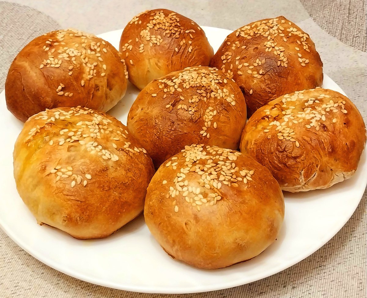Ya1Anastasia's tweet photo. Baked some Sunday pirozhki.
Filling — cabbage, carrot, egg, dill. And sesame seeds on top.
Insanely delicious! 😋
#handpies
#pirozhki
#homemade https://t.co/UPaNbxwgWB