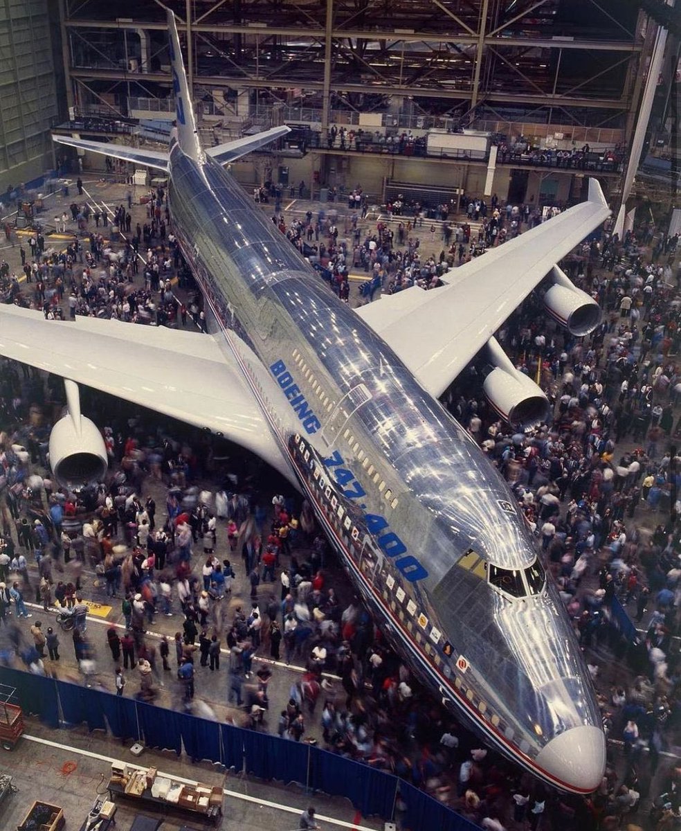 Throwback to the roll-out of the 747-400! 

📹: pandabeting