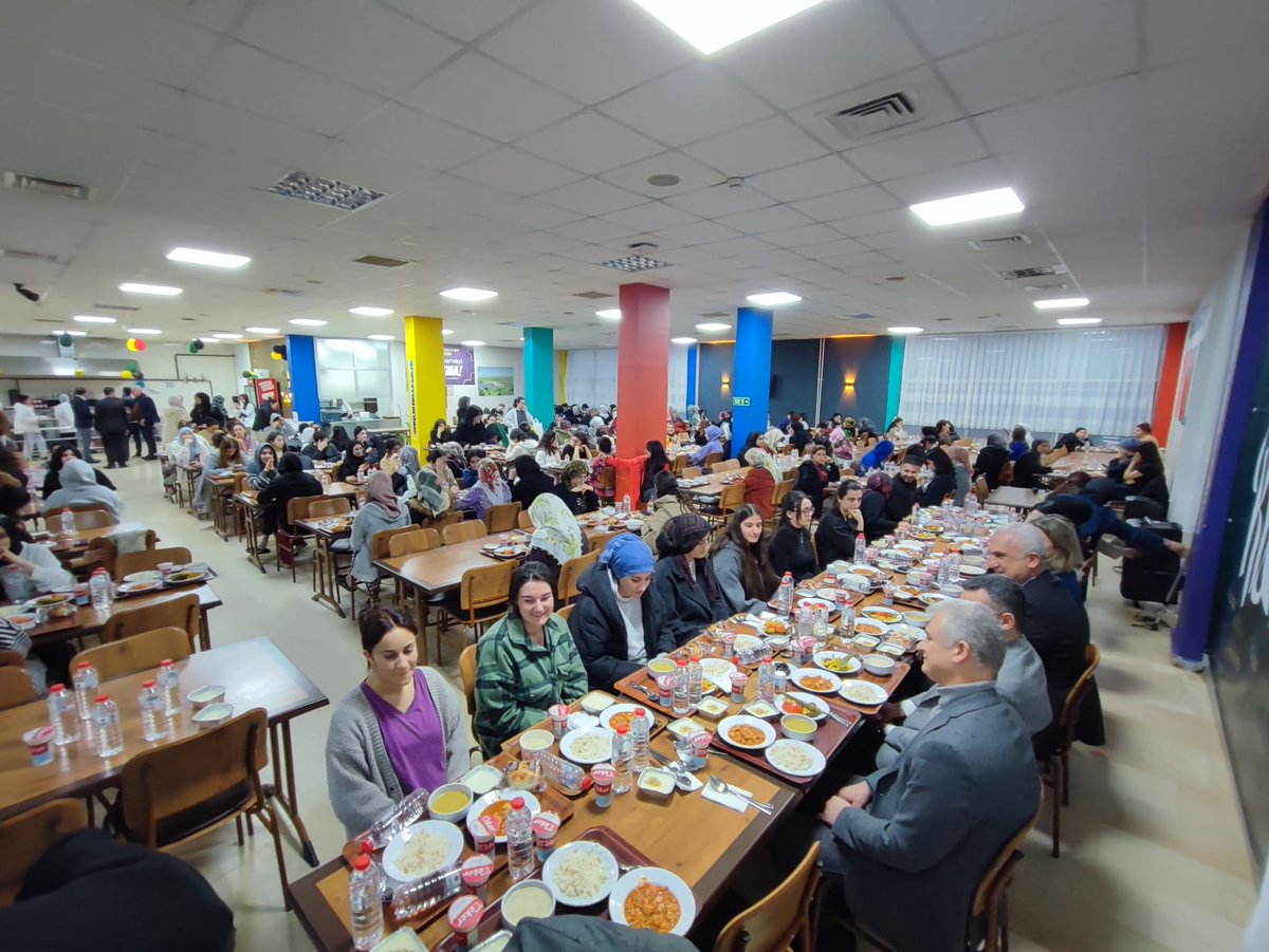 Öğrencilerimizle iftarda buluştuk🌙 ✨

Valimiz Sayın <a href="/Valiavnicakir/">Avni Çakır</a>, eşi Bahar Çakır Hanımefendi, Vali Yardımcımız Cihat Abukan ve Gençlik ve Spor İl Müdürümüz Yusuf Kılıç ile birlikte, ilimizde bulunan Gençlik ve Spor Bakanlığı Müştak Baba Kız Öğrenci Yurdu’nda kalan