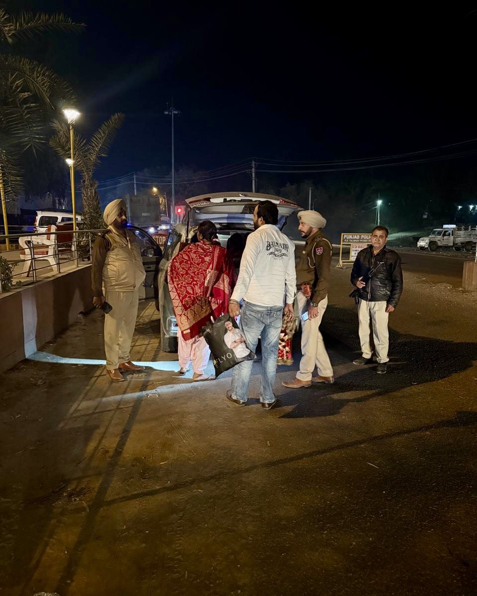 PP_Hoshiarpur's tweet photo. Under the supervision of senior officers, Hoshiarpur Police is conducting special naka-bandi with thorough vehicle checking to keep a strict watch on suspicious activities and ensure strong law &amp; order.

#PoliceOnAlert #NakaBandi #PublicSafety #LawAndOrder https://t.co/9GR0sbpA7X
