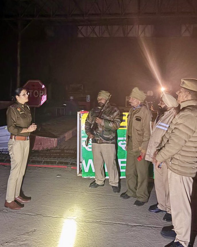 PP_Hoshiarpur's tweet photo. Under the supervision of senior officers, Hoshiarpur Police is conducting special naka-bandi with thorough vehicle checking to keep a strict watch on suspicious activities and ensure strong law &amp; order.

#PoliceOnAlert #NakaBandi #PublicSafety #LawAndOrder https://t.co/9GR0sbpA7X