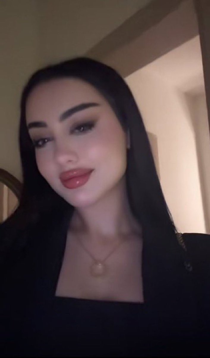 - السوريه مايا ماجد🫦🌟.

نظرة السوريه تلسع شحمتك صح؟🙄.