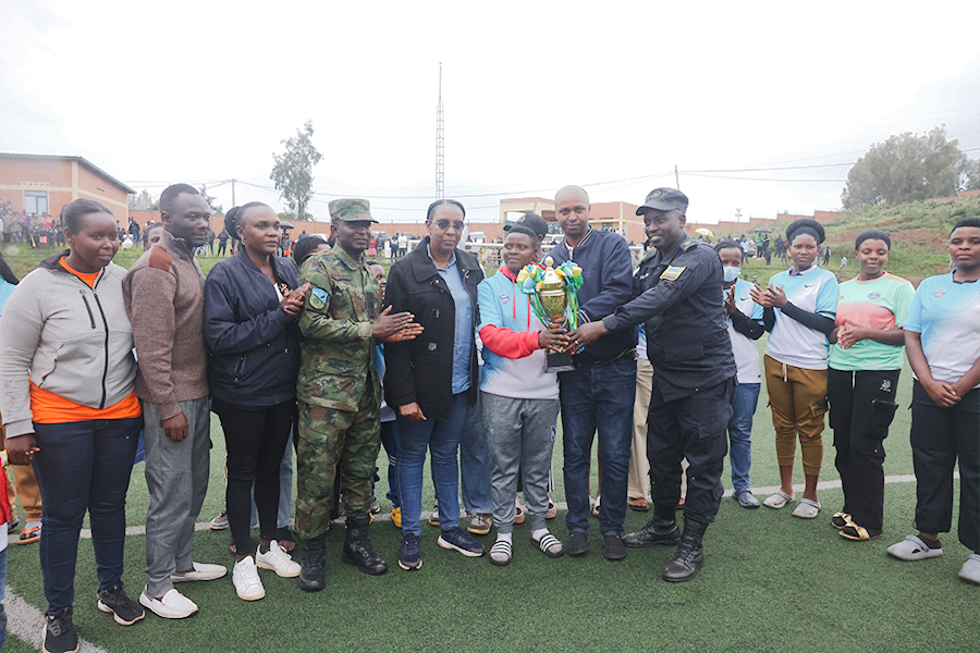 rulindodistrict's tweet photo. Umurenge wa #Base mu bagabo niwo wegukanye igikombe cy'amarushanwa y'Umurenge Kagame Cup utsinze Umurenge wa #Masoro penaliti 5-4 ni mu gihe mu bagore Umurenge wa #Shyorongi watwaye igikombe utsinze ikipe y'Umurenge wa #Mbogo igitego 1-0. @RwandaLocalGov,@RwandaNorth https://t.co/nl2mHALULf