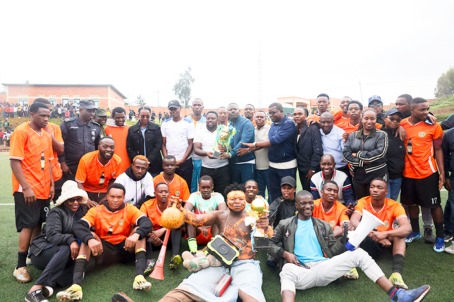 rulindodistrict's tweet photo. Umurenge wa #Base mu bagabo niwo wegukanye igikombe cy'amarushanwa y'Umurenge Kagame Cup utsinze Umurenge wa #Masoro penaliti 5-4 ni mu gihe mu bagore Umurenge wa #Shyorongi watwaye igikombe utsinze ikipe y'Umurenge wa #Mbogo igitego 1-0. @RwandaLocalGov,@RwandaNorth https://t.co/nl2mHALULf
