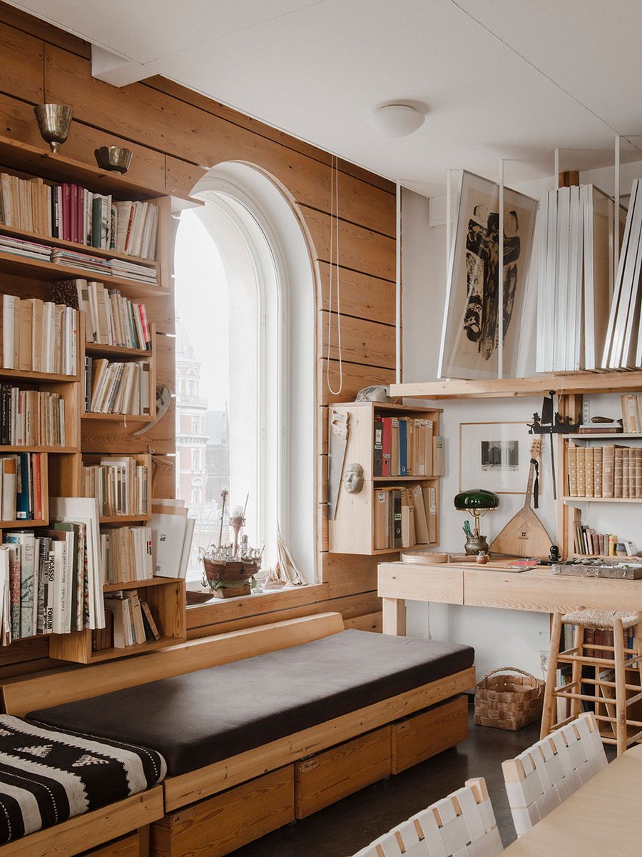 rmybld's tweet photo. Au 6ème étage d'un immeuble d'Helsinki, perché au-dessus des toits, se trouve le studio (design Reima &amp; Raili Pietilä) où Tove Jansson a vécu et créé pendant 56 ans — le berceau des Moomins. https://t.co/L691FrtjYa #ToveJansson #Helsinki #Moomins #Design #Architecture https://t.co/REqSEd3gcf