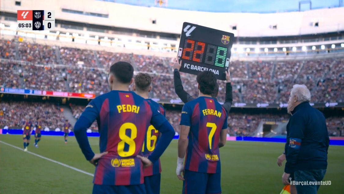 🚨 1 mois après, Pedri 🇪🇸 est 𝗗𝗘 𝗥𝗘𝗧𝗢𝗨𝗥 𝗔𝗩𝗘𝗖 𝗟𝗘 𝗙𝗖 𝗕𝗔𝗥𝗖𝗘𝗟𝗢𝗡𝗘. 🔙💙❤️

Le Camp Nou chante en son nom.