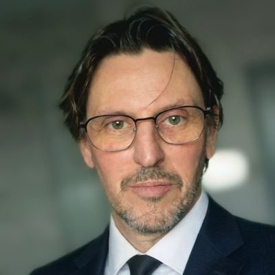 PEGASE83000's tweet photo. @BagneresO Le visage du mépris et de la suffisance, à l'égard de ceux qui triment pour des cacahuètes. Idiot ! https://t.co/b5nqnbUpfk