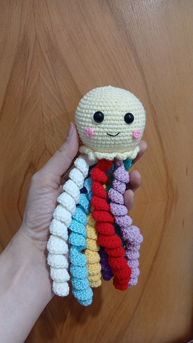 طبق توصیه‌ی خیلی از پزشک‌ها و ماماها، نوزادها وقتی شاخک‌های هشت‌پا رو می‌گیرن، حس بند ناف رو براشون تداعی می‌کنه 🤍 همین حس آشنایی باعث آرامش بیشتر، خواب بهتر و حتی کمتر شدن بی‌قراری نوزاد می‌شه. این هشت‌پای دست‌باف با نخ نرم و مناسب نوزاد با عشق ساخته شده 
#ریتویت_لطفا
#حمایت