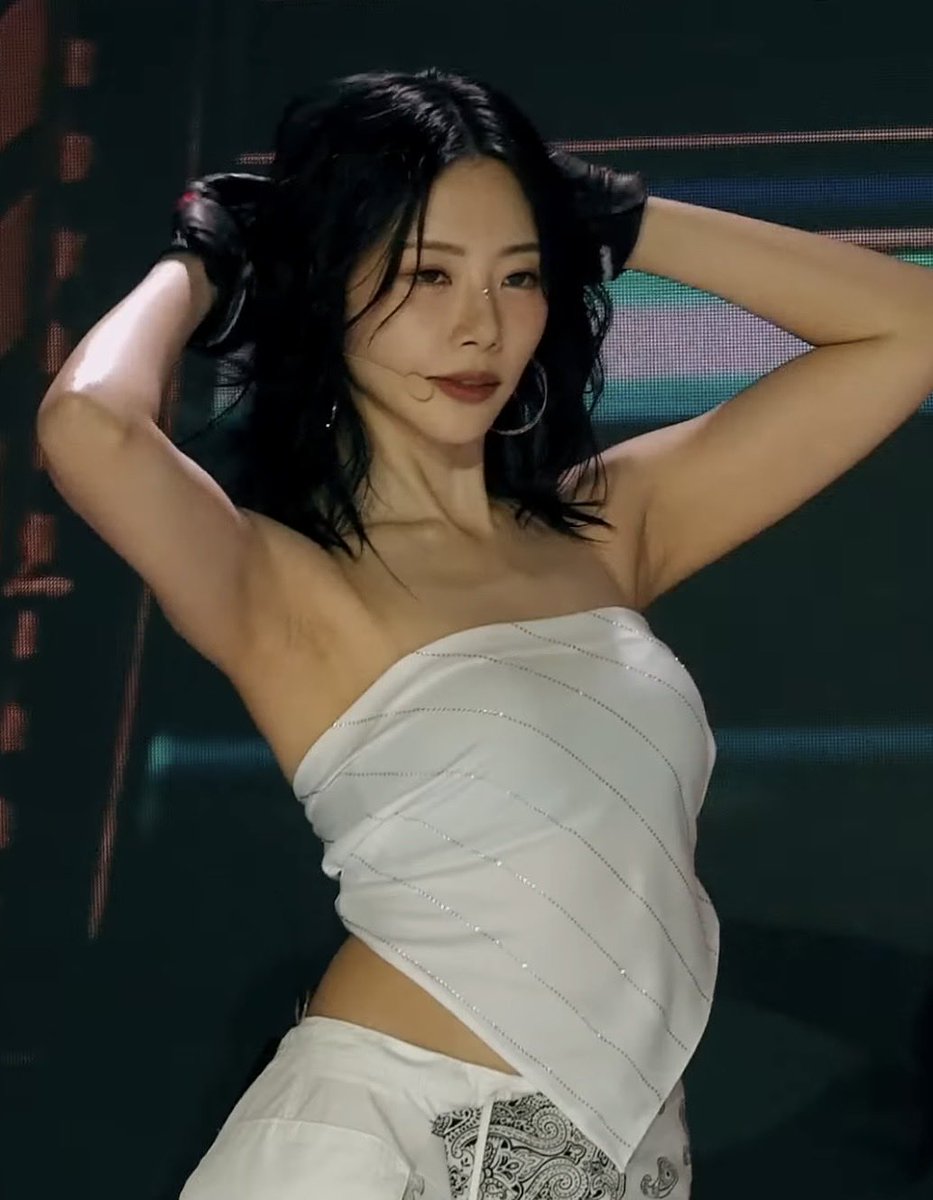 dee 🍬 tweet media