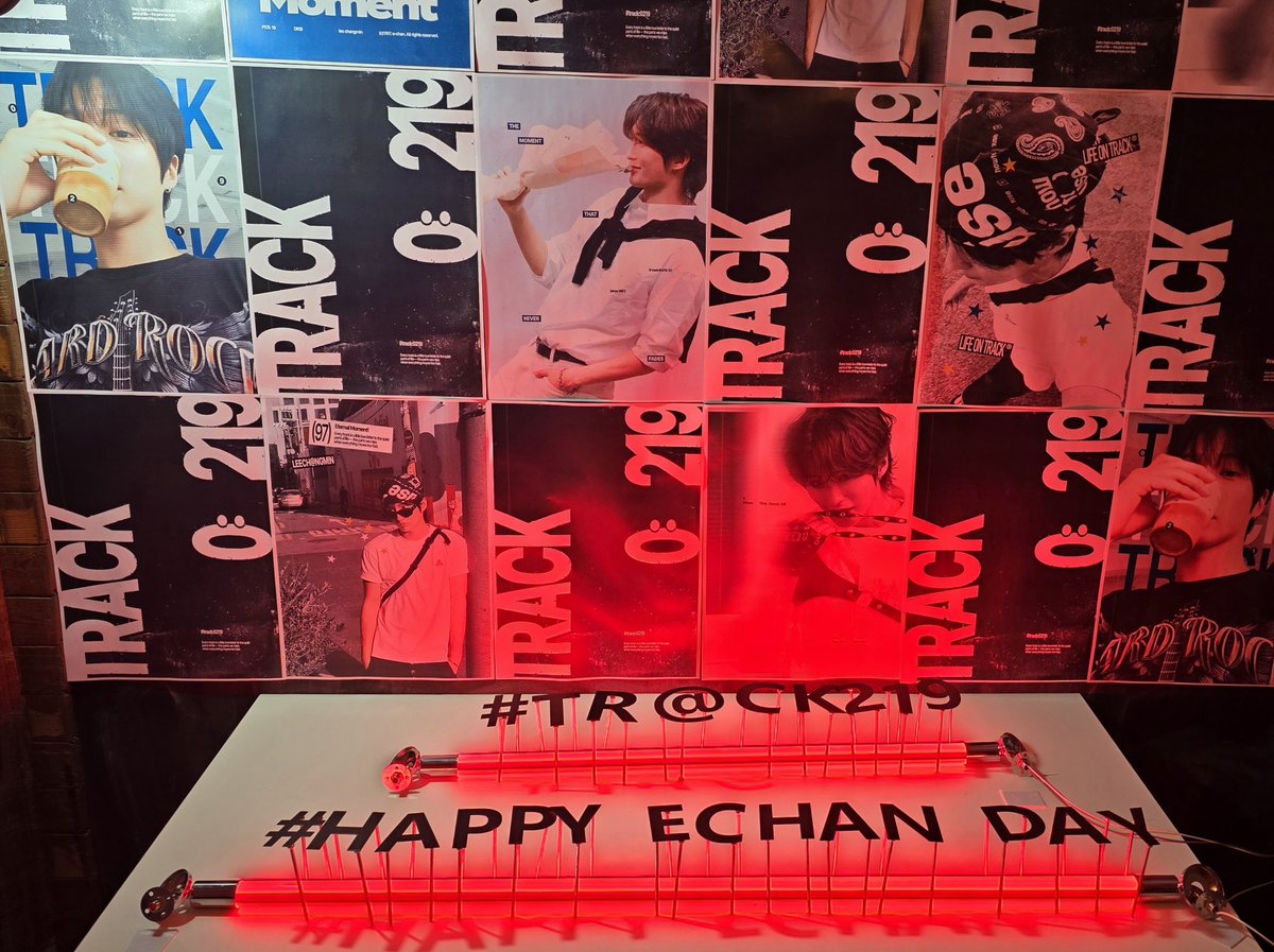 사진으로 예술하는 선생님이 꾸미신 카페😆💕
블라인드까지 제작한거 보고 너무 놀랐오요 짱짱걸👍
비행시간때메 오래 찬찬히 보고오지 못한것이 안타까워 흑😭

<a href="/_2ternal_19/">𝟤:𝖳𝖤𝖱𝖭𝖠𝖫ᰔᩚ</a>
고생 많으셨습니다 🫂
두쫀쿠 센스 꺄😆🫶🧆

#TRACK219_Track_On_ECHAN

#다크비 #DKB #이찬 #E_CHAN
#HAPPY_ECHAN_DAY