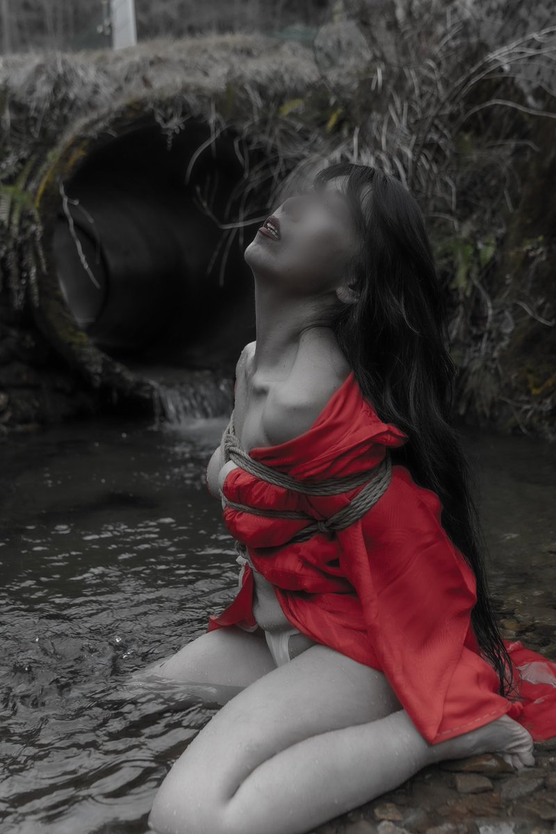 紅い緊縛【写真：2枚】