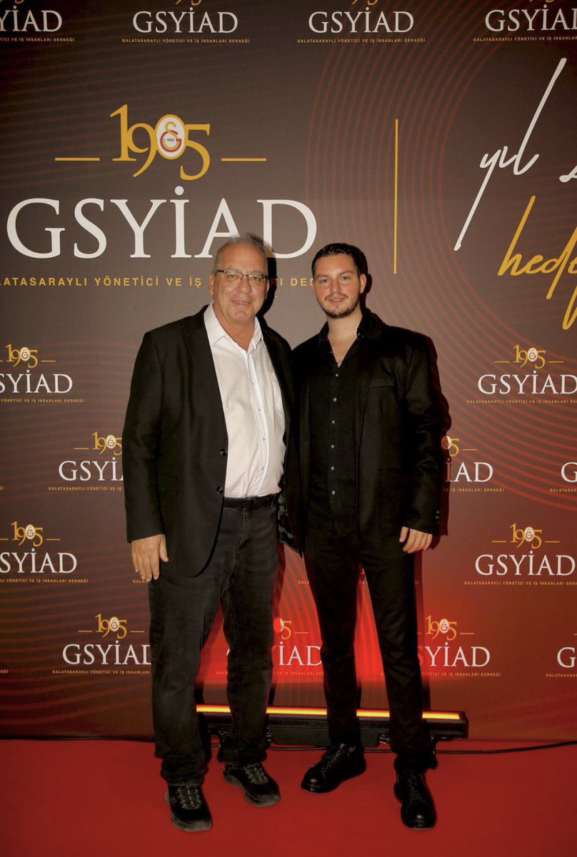 Hakem Atilla Karaoğlan’ı taciz eden sözde spor yorumcusu orevladı’nın gs ile yakınlığı şaşırtmadı .. Bu karakter noksanı şahsa <a href="/TFF_Org/">TFF</a> derhal suç duyurusunda bulunun..

<a href="/bugrarsslann/">Buğra Arslan</a> video silmek kurtarmayacak seni !!!