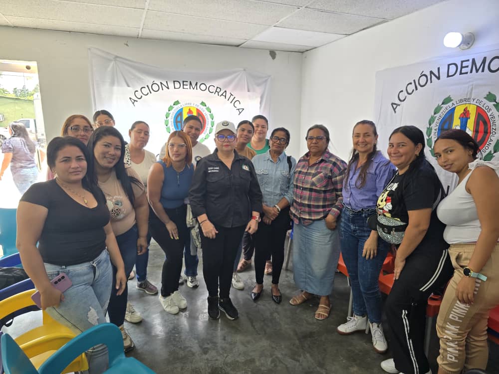 En Colón las mujeres de Acción Democrática en Resistencia en asamblea municipal recibiendo las orientaciones por la Compañera Elianys Canquiz en el activismo político 
<a href="/ADOrganizacion_/">AD Organización Nacional</a>
<a href="/ADZulia_Oficial/">ADZulia_Oficial</a>
<a href="/hramosallup/">Henry Ramos Allup</a>
 <a href="/PieroMaroun/">Piero Maroun</a>
<a href="/OneidaGuaipe/">Oneida Guaipe</a> 
<a href="/ElenaValencia1/">Elena Valencia</a>
<a href="/luismatheusad/">Luis  Matheus Rivas</a>