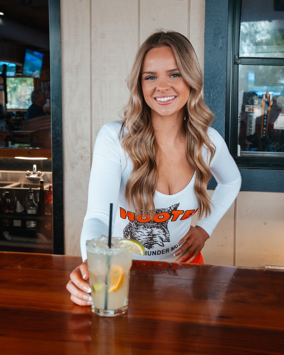 HootersCO's tweet image. 🍹 Margs up. Shrimp down. 🍤

National Margarita Day calls for something spicy like 10 Buffalo Shrimp + Curly Fries or Tots for $10.36.
Available now and on special through spring.

Because Sundays are better with shrimp &amp;amp; margs.

#Margaritas #SeafoodSunday #Tasty