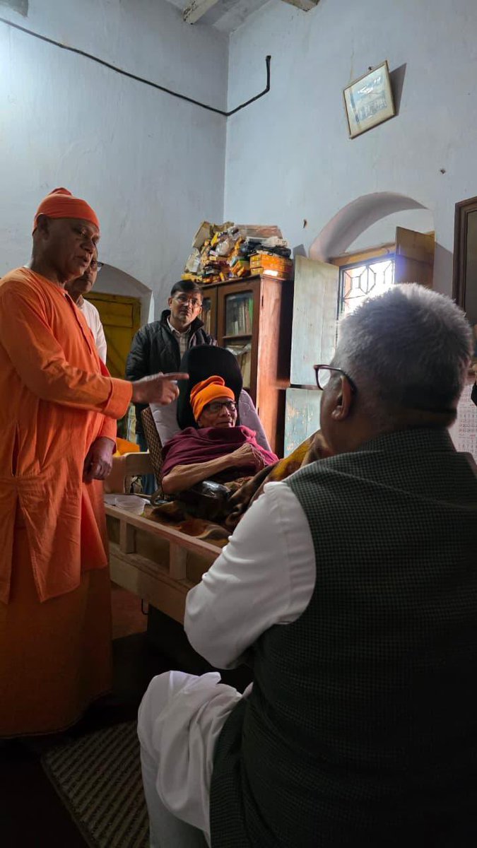 byadavbjp's tweet photo. आज पूज्य स्वामी भास्कर अरण्य ने प्रातः 3 बजे महासमाधि का महाप्रयाण किया। पिछले 39 वर्षों से वे एकांत साधना में लीन रहे। उनका एकांत साधना का यह संकल्प निर्विकार समाधि हेतु था। सच पूछिए तो इन 4 वर्षों में मैंने उनके रूप में निर्विकल्प समाधि में स्थित एक महान योगी के साक्षात दर्शन किए। लगातार साधना में रहकर वे असाधारण रूप से सजग थे और पूरी दुनिया के घटनाक्रम से परिचित भी थे। सांख्य योग के तात्विक विषयों पर उनकी गहरी पकड़ थी। 

आडम्बरों से दूर वे कपिल मुनि के सांख्यदर्शन के गहन साधक थे। कुछ चार वर्ष पहले जब मैं पहली बार उनसे मिलने गया तो उन्होंने मुझे कहा सांख्य और योग दर्शन किसी चमत्कार के लिए नहीं है। यह आत्म साक्षात्कार का मार्ग है। उन्हें लगा कि एक राजनेता के रूप में मैं शायद कुछ पाने का आशीर्वाद लेने आया था।

मैंने कहा मैं श्रीमत् स्वामी हरिहरानंद अरण्य की योग भाष्य को पढ़कर आपसे समझने आया हूँ।

वे मुस्कुराए और बोले कि यह विषय कहने में अच्छा है पर करना कठिन है।

चार वर्षों के इस दौर में थोड़े-थोड़े अंतराल पर मैं पूज्य स्वामी भास्कर जी से मिलने जाता रहा। हर बार वो मेरी जिज्ञासा का समाधान उत्तर के साथ तो करते ही थे, साथ ही मेरे प्रश्नों से जुड़ी पुस्तकें पढ़ने का सुझाव भी देते थे। इस दौरान उन्होंने सांख्ययोगाचार्य स्वामी हरिहरानन्द की त्रयी, दार्शनिक निबन्धावली, शिवध्यान ब्रह्मचारी का अनोखा पारमार्थिक भ्रमण, धर्ममेघ स्वामी की पुस्तक शांति लिपि राई जैसी कई पुस्तकें पढ़ने के लिए प्रेरित किया। फिर जब इन किताबों को पढ़कर उनसे मिलता तो वह हमेशा पुस्तक से आगे बढ़कर साधना पर बल देते थे। वे कहते थे अध्ययन के बाद तर्क नहीं समाधान पर जाना होता है। उनका यह ज्ञान मेरे जीवन का ध्येय बन गया कि, "चिंता करने से अधिक चिंता के समाधान के लिए कार्य करो।"     

निर्विकल्प समाधि में रहने वाले पूज्य स्वामी भास्कर अरण्य सांसारिक मोह-माया से दूर थे और 39 वर्ष से साधना में थे। अपने कक्ष में ही उन्होंने एकांतवास में अखंड साधना की। 

लगभग 15 दिन पहले उन्होंने अन्न-जल त्याग दिया था। मैं जब उनसे मिलने पहुंचा तो बिस्तर पर लेटे हुए थे लेकिन बहुत मुस्कुराते हुए मिले। मैं नि:शब्द था। एक समय तो ऐसा आया कि मुझे लगा कि मैं यही रुकूं, पर उन्होंने मेरी विडंबना को समझते हुए मुझसे फ्लाइट का टाइम पूछा। उन्होंने कहा अब अपने कर्म के लिए प्रस्थान करो। 

आज जब सुबह उनकी महासमाधि का समाचार मिला तो मुझे दोबारा एहसास हुआ कि योग के साथ कर्मक्षेत्र तक स्वामी जी का ज्ञान मेरे लिए पथप्रदर्शक बना हुआ है।