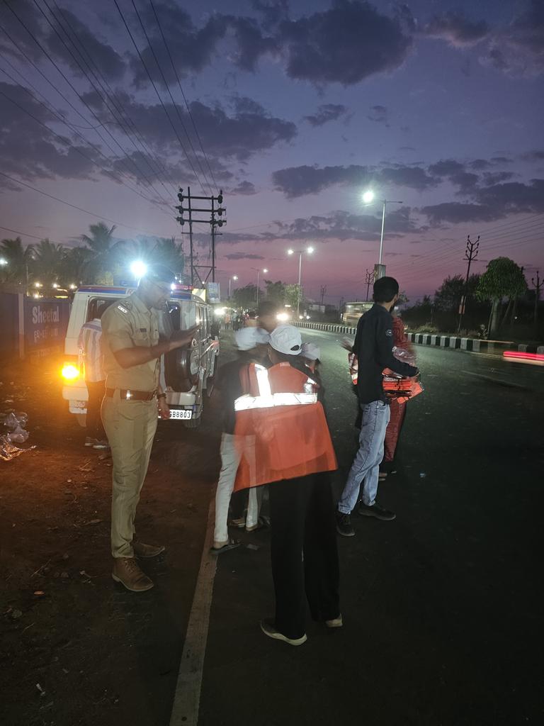RtoRajkot's tweet photo. માર્ગ સલામતીની આ કામગીરીની સફળતા પાછળ RTO ટીમની દૃઢ પ્રતિબદ્ધતા અને સંકલિત પ્રયાસો મુખ્ય રહ્યા.શ્રી જયદીપ ચૌધરી,શ્રી સાગરભાઈ ખાત્રાણી,શ્રી દિનેશભાઈ પરમાર,શ્રી પૃથ્વીસિંહ જાડેજા અને શ્રી કૃતાંગ વાછાણીનો નોંધપાત્ર સહયોગ રહ્યો.સુરક્ષિત અને સુવ્યવસ્થિત વ્યવસ્થાપન માટે ટીમને અભિનંદન. https://t.co/GRlBYwY1xn