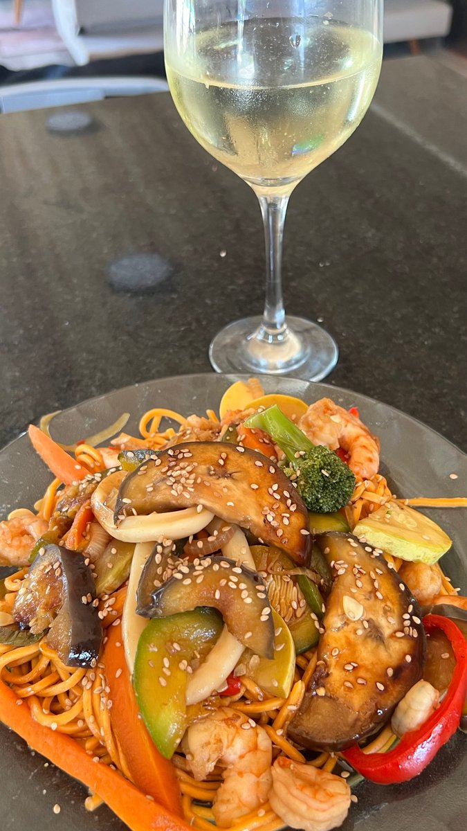 Cuando hay bajón se cocina y se toma una copa de vino