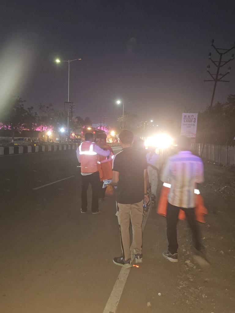 RtoRajkot's tweet photo. માર્ગ સલામતીની આ કામગીરીની સફળતા પાછળ RTO ટીમની દૃઢ પ્રતિબદ્ધતા અને સંકલિત પ્રયાસો મુખ્ય રહ્યા.શ્રી જયદીપ ચૌધરી,શ્રી સાગરભાઈ ખાત્રાણી,શ્રી દિનેશભાઈ પરમાર,શ્રી પૃથ્વીસિંહ જાડેજા અને શ્રી કૃતાંગ વાછાણીનો નોંધપાત્ર સહયોગ રહ્યો.સુરક્ષિત અને સુવ્યવસ્થિત વ્યવસ્થાપન માટે ટીમને અભિનંદન. https://t.co/GRlBYwY1xn