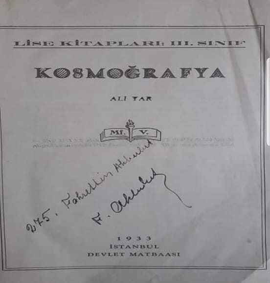 Dede38__'s tweet photo. Yıl 1929..
Lise 3 ders kitabı.
Adı: Kozmografya..
Yazarı: Ordinaryüs Prof. Dr. Ali Yar.
Atatürk’ün isteği ile yazıldı.
Büyük önderdeki öngörüye bakar mısınız?
Hikayesi ise inanılmaz....
“Bu kitabı bulabilmek için uzun zamandır çaba sarf ediyordum. Sonunda bir sahafta buldum. Adı Kozmografya. Türkiye’deki ilk astronomi kitabı. İlk baskısı 1929’da yapıldı. Benim bulduğum ise 1933 baskısı. Yazarı Ordinaryüs Prof. Dr. Ali Yar.  Bu kitap yazılmadan 8 sene önce Ankara Hükümeti’nin kasasında sadece 48 kuruş vardı. İşgal güçleriyle, fakirlikle, cehaletle ve hastalıkla mücadele ediliyor; savaş sonrası Osmanlı’nın borçları ödeniyor, diğer yandan bilimle sanatla Cumhuriyet inşa ediliyor, fabrikalar yapılıyor, operalar temsil ediliyor, yurt dışına eğitim için öğrenciler gönderiliyor, örnek bir ülke yaratılıyordu.
O dönem insanlar dünyanın düz olduğunu ya da boğanın boynuzları üzerinde durduğunu düşünüyordu. Astronomi nedir, kimse bilmiyordu. Ama bir kişi bunun önemini biliyordu. Dünyada başka örneği yoktur, bir devlet adamının astronomi kitabı yazdırmasının.
Evet, Kozmografya, Atatürk’ün isteğiyle Ali Yar Bey’e 1929’da yazdırılmıştır. Gezegenler, mevsimler nasıl oluşur, kara delik nedir, Aristo’dan başlayarak Kopernik’ten Galileo’ya tüm uzmanların düşünceleri, Samanyolu haritasına kadar her şey bu kitaba konulmuştu. 1933’ten başlayarak tüm liselerde zorunlu ders olarak okutulmuştur ta ki 1979’a kadar.
Kitabın yazarı Ali Yar Bey Mektebi Sultani yani Galatasaray Lisesi’ni bitirdikten sonra 1912 Temmuz’unda Paris Yüksek Tayyarecilik Mektebi’nden mezun olur ve dünyanın ilk üç uçak mühendisinden biri unvanını elde eder. Darülfünun yani İstanbul Üniversitesi’nin o dönem Zeynep Hanım Konağı diye bilinen konakta cebir, astronomi dersleri verir. Atatürk’ün isteğiyle de bu kitabı yazar.
Sahaftan gelen tarihi Kozmografya kitabını açtığımda beni bir sürpriz bekliyordu. Kapağın hemen arkasına kime ait olduğunu gösteren bir isim yazılıydı. 1933’te İstanbul Yüksek Öğretmen Okulu’nda 275 okul numaralı bir kişiye aittir bu kitap; adı Fahrettin Akbulut. Kim mi bu kişi? Sonradan önemli bir matematik profesörü olacak Ege Üniversitesi’nde dersler verecek Türkiye’de matematiği gençlere sevdirecektir. Bir gün Fahrettin Akbulut’un çocuğu evdeki kütüphane rafını karıştırır. Kozmografya kitabını görür. Şu an bende olan kitabı… Alır inceler. İçinde gökyüzü haritalarının, teleskopların, gezegenlerin ve kainatın fotoğraflarını görünce astronomiye ilgi duymaya başlar. Sonra ne mi olur? California Üniversitesi (Berkeley) Matematik bölümünden mezun olur. Wisconsin Üniversitesi’nde, Michigan State Üniversitesi’nde profesörlüğe kadar yükselir. “Yaşadığımız uzayı tabii Euclid (Öklid) uzayı mı, yoksa onun yalancı kopyası mı?” sorusunun yanıtını arar ve İngiliz Astronomi Profesörü Zeeman’ın 1963’te yaptığı tahmini çözümünü bulmayı başarır.  Bu nedenle de birçok ödüle hak kazanmıştır. Bunlardan biri de TÜBİTAK Bilim Ödülü’dür. Türkiye’nin yetiştirdiği ve dünyaca tanınan Profesör Dr. Fahrettin Akbulut’un oğlu Prof. Dr. Selman Akbulut matematik ve astronomi alanında yaptığı çalışmalardan ötürü uluslararası ödüllerle taçlandırılır. Baba Fahrettin ve oğlu Selman matematik ve astronomi alanında önemli çalışmalara imza atar.  İşte Kozmografya kitabının önemi buradadır. İçindeki 275 okul numaralı lise talebesi Fahrettin’in kitaba karaladığı ismi bizi böylesine bir yolcuğa çıkarıyor. Bu kitap, küçük bir çocuğun yani Selman’ın eline geçmesiyle dünyaca tanınan bir bilim insanına dönüşmesine vesile olur.
Ya bu kitap Atatürk tarafından Ali Yar Bey’e yazdırılmasaydı? Fahrettin Akbulut bu kitabı İstanbul Yüksek Öğretmen Okulu’nda okumasaydı? Sonrasında oğlu Selman bu kitabı görüp astronomiye heves etmeseydi… İşte Atatürk’ün neden büyük bir insan olduğunun örneği…  Atatürk yüzünü bilime dönmüştür. İstikbal Göklerdedir demiştir. Belki de en güzeli nüansı yazdırdığı Kozmografya kitabının içindeki Ay fotoğrafındaki kraterlerdir. Neden mi? 1956 senesinde Dr. Hugh Percy Wilkins Ay’daki bir kratere büyük saygı duyduğu Atatürk’ün adını vermiştir. Ay’da bir kratere Atatürk’ün adının verilmiş olduğunu biliyor muydunuz?”
******
(Lütfen bu yazıyı Atatürk’ü anlamayanlara, O’nun kıymetini bilmeyenlere okutun… En azından “En Hakiki Mürşit İlim” ve “İstikbal Göklerdedir” sözlerinin somutlaşmış örneklerini gösterebilmiş olursunuz.)
Alıntı
