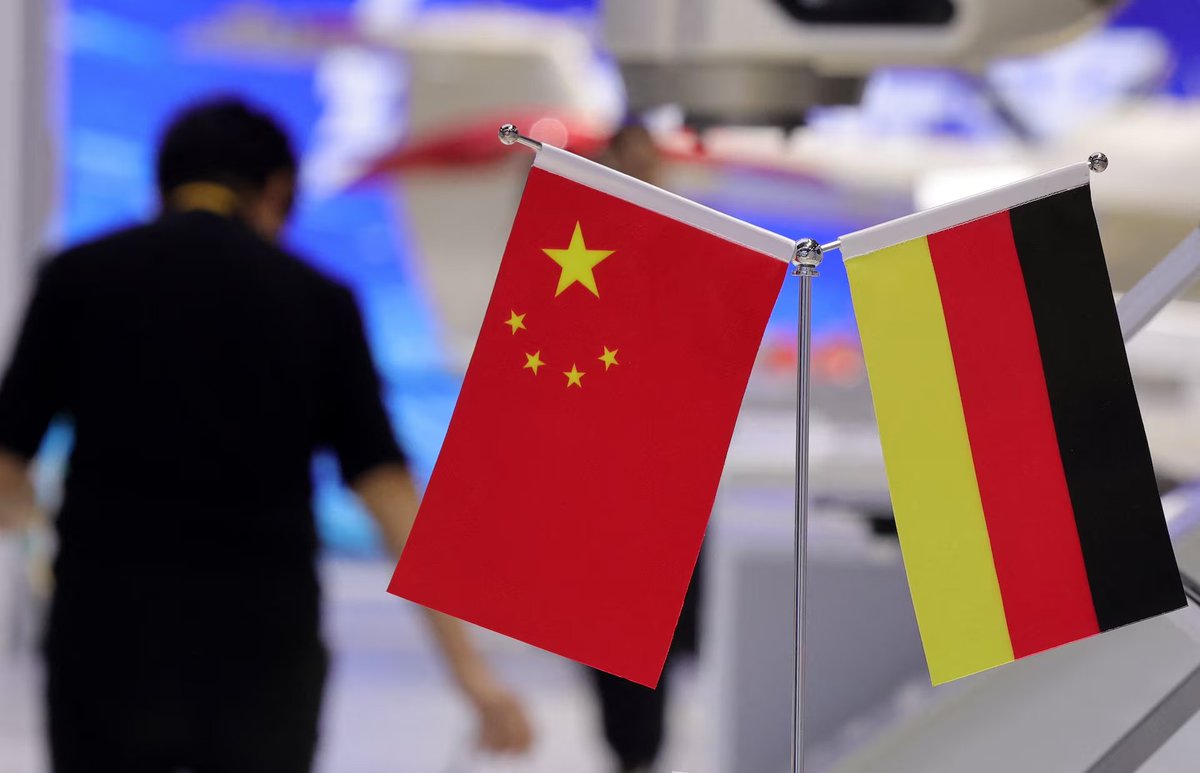 clashreport's tweet photo. NEW: China has overtaken the U.S. as Germany’s top trading partner in 2025, with €251 billion in trade, compared to €240 billion with the U.S.

German imports from China far exceeded exports, and trade with the U.S. fell 5%, partly linked to tariffs. https://t.co/VcDenHfof7
