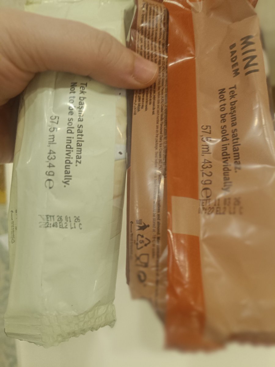 ElifErden324943's tweet image. Magnum 6'lı alıyorsun ama içindekiler den 1 tanesinin son kullanma tarihi geçmiş. Gerçekten, paketli gıdadan daha tehlikeli birşey yok sagligimiz için. Boykot ve sağlıksız olması ayrı konu, çocuklar orucluydu tutturdular aldık. Ama böyle bir saçmalık görmedim. #algida #magnum