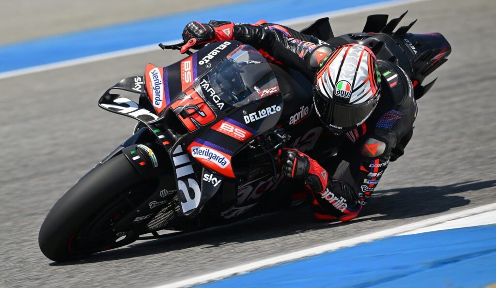 🗣️ Bezzecchi: «No me siento más favorito que Márquez y su hermano, ni tampoco que Bagnaia» motosan.es/motogp/bezzecc…