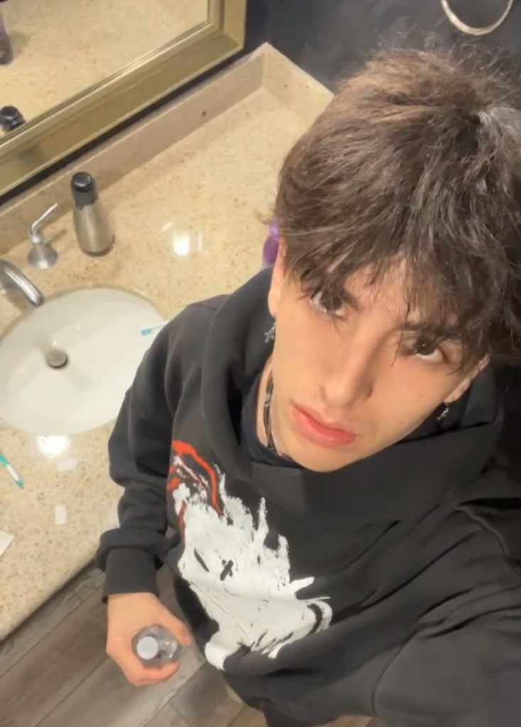 Xander tweet media