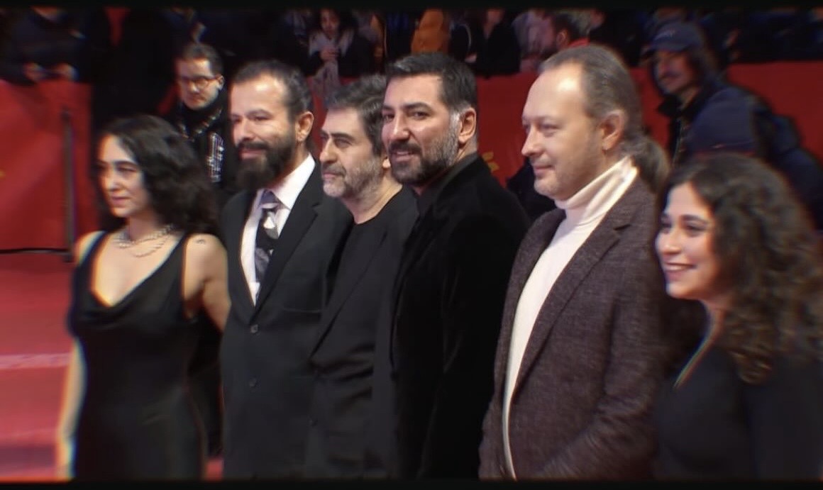 Berlin Gümüş Ayı ödülünü alan Kurtuluş film ekibinden üçü Boğaziçili:

Yönetmen Emin Alper, yapımcı Nadir Öperli ve kurgucu Özcan Vardar...

Sinema bölümü olmayan Boğaziçi Üniversitesi'nin sinema kulübü ve Mithat Alam Film Merkezi'nden (MAFM) yetiştiler

Ancak bugün sinema kulübü