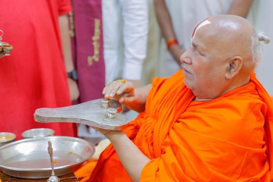 JagadguruJi's tweet photo. पूज्यपाद जगद्गुरुजी द्वारा श्रीराघवेन्द्र सरकार के पूजन की मनोहर झलकियाँ ।।
#jagadgururambhadracharyajimaharajji #Tulsikunj #tulsipeeth #chitrkoot #raghavji https://t.co/SAL14uU6xp