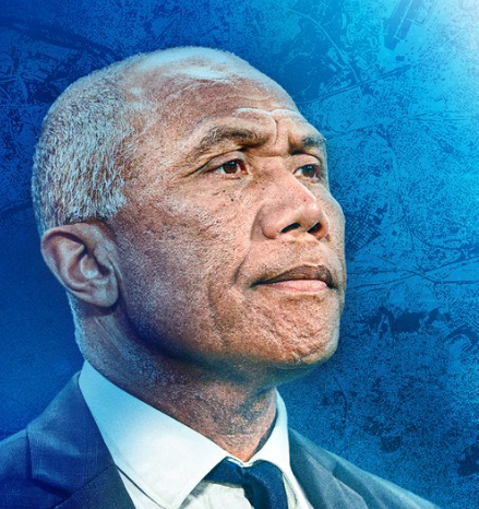 RMCsport's tweet photo. 🚨🔵⚪ Antoine Kombouaré officiellement nommé au Paris FC !

https://t.co/4z3FgCRvCt https://t.co/0bGrkBcvaH