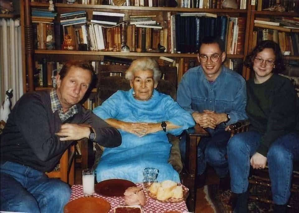 Dede38__'s tweet photo. Tiyatro oyuncusu Zeynep Irgat, Ömür Uzel'in 2018'de kendisiyle yaptığı röportajda annesi Mina Urgan hakkında şunları anlatmış:
... Soyadı Kanunu çıktığında, annem içinde "U" sesi olan bir soyadı almak istemiş. Necip Fazıl Kısakürek de anneme, "Sen solcusun. Sivri fikirlerin var. Nasılsa seni bir gün asacaklar. Onun için soyadın 'Urgan' olsun" demiş. Annem de, bildiğiniz gibi, almış bu soyadını..
..."Benim gibi bir dinozorun hayatını kim okuyacak ki?" dediği "Bir Dinozorun Anıları" adlı kitabının çok satmasına epey şaşırdı. Hiç beklemiyordu. Hele bir gün eve gelip "Anne kitabın markette satılıyor" dediğimde, âdeta şok geçirmişti. "Zeynep, acaba yanlış bir şey mi yaptım da bu kadar sattı bu kitap?" demişti...
....Annemle babam birbirlerine çok âşıktı. Babam Cahit Irgat, iyi bir tiyatro-sinema sanatçısı ve şairdi.. Boşandılar ama birbirleri hakkında daima olumlu konuşurlardı. Babamı ziyarete giderdim, annemi yüceltir; anneme giderim, babamı yüceltir. Olgun insanlardı. Abim Mustafa'ya ve bana sevmeyi güzel öğrettiler...
...Kedimiz hasta olduğunda, ilacını köftenin içine koyup verirdim. Annem, "Aman Zeynep, köftelerin içine iyi sakla ilacı" derdi ama bunu Fransızca söylerdi. Kedi anlamasın diye!..
Öğretim üyesiyken çeviriler yapmaya başlayan yazar, uzmanlık alanındaki eserleri emekli olduktan sonra yayımladı. Kendisini edebiyat dünyası ve kamuoyuna tanıtan kitapları ise anıları oldu. Mustafa Kemal Atatürk, Halide Edip Adıvar, Nazım Hikmet, Falih Rıfkı Atay, Abidin Dino, Neyzen Tevfik, Sait Faik Abasıyanık ve Necip Fazıl Kısakürek'in de aralarında bulunduğu çok sayıda ünlü isim Urgan'ın anılarında yer aldı.
Zeynep Irgat
Mina Urgan anısına saygıyla...
