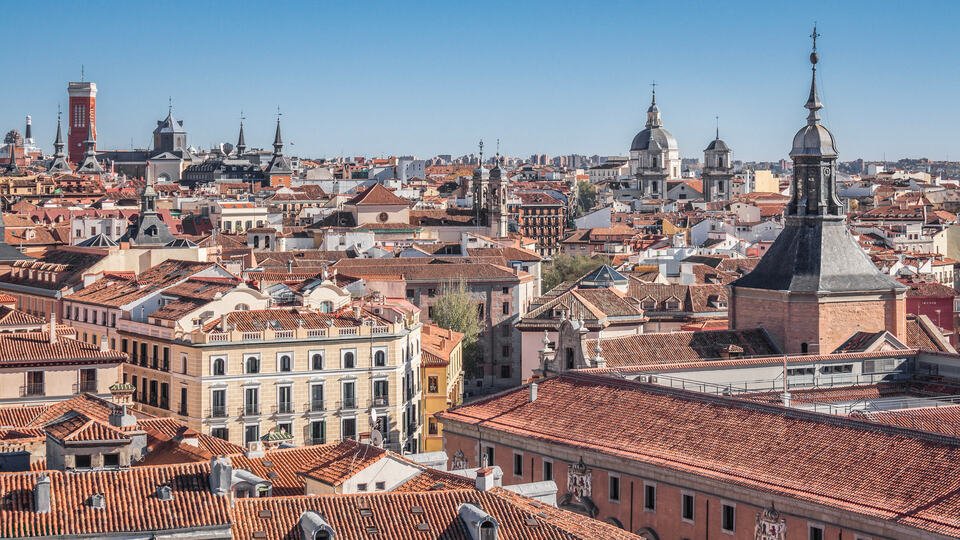 2. La silueta del Centro de Madrid es realmente única en Europa, combinando iglesias y palacios con una temprana skyline de rascacielos que se quedó congelada en 1950.

📸Redropie
🗨️urbanity.one/t/madrid-perfi…