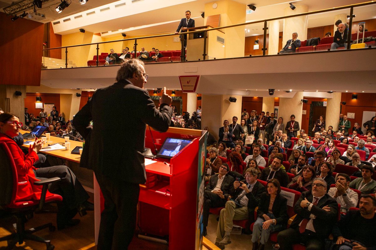 europaverde_it's tweet photo. #VisioneComune, @angelobonelli: Serve una rivoluzione culturale e sociale per restituire futuro ai giovani. Dobbiamo promuovere una vera rivoluzione culturale e sociale nelle periferie, dove emergono le contraddizioni più dure e dove troppo spesso attecchisce il populismo. È lì che Alleanza Verdi e Sinistra deve rafforzare politiche sociali di inclusione, costruendo risposte concrete per chi non crede più nelle istituzioni. È lì che dobbiamo intervenire: dove i giovani sono stati abbandonati a se stessi, dove le famiglie vivono l’inquietudine per il futuro dei propri figli, dove troppo spesso l’unico luogo di aggregazione resta la piazza dello spaccio. Per questo è necessario investire nelle periferie urbane, attraverso programmi di riqualificazione sociale e ambientale. Cultura e sport devono diventare strumenti strutturali di sicurezza sociale, prevenzione e inclusione. La politica ha a lungo trascurato queste aree. Il recupero delle periferie è una priorità, anche per contrastare l’insicurezza concreta che molti cittadini vivono ogni giorno.