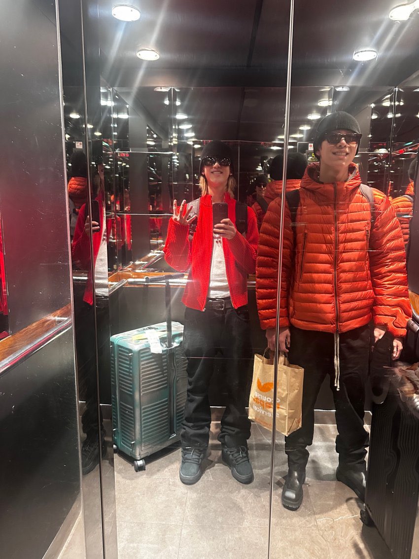 คือเสื้อตัวเดียวกันมั้ย ทำไมน้องหลุยใส่ละเสื้อมันดูเร้กไปเลย55555555