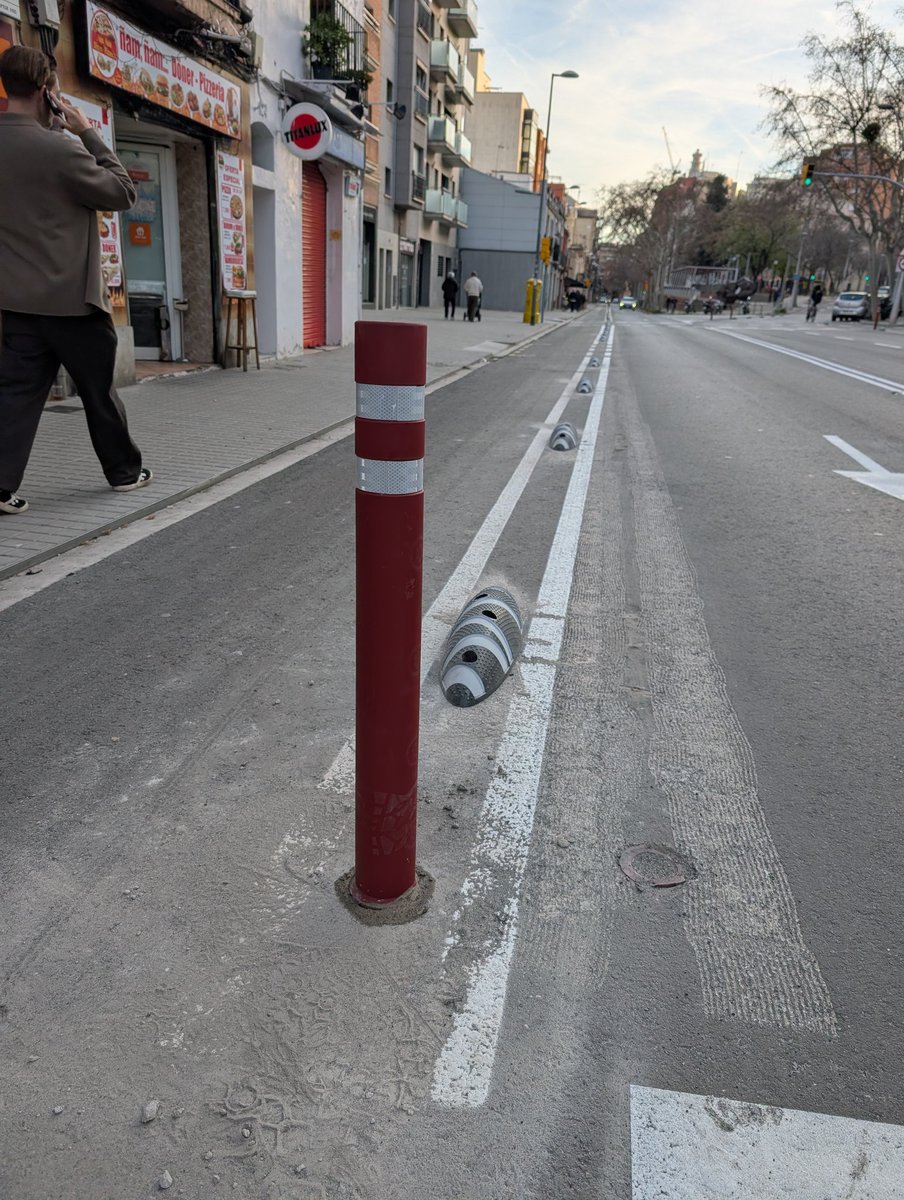 Avui ens hem despertat amb obres i sorpresa: redueixen l'amplada del carril bici de la tram Freser/Maragall.
Cap comunicació oficial.
Prou d'opacitat i de prendre decisions d'esquenes a la ciutadania. <a href="/bcn_ajuntament/">Ajuntament de Barcelona</a> <a href="/BCN_Mobilitat/">Barcelona Mobilitat</a> què podem fer <a href="/bacc_cat/">Bicicleta Club de Catalunya | bacc</a>?