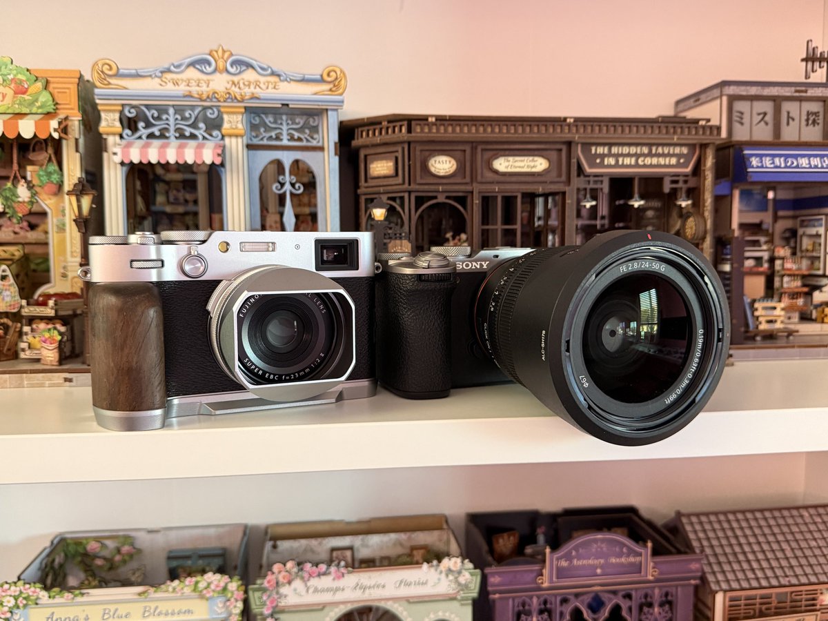 KAYOZIA's tweet photo. My new hobby camera on the left next to my product photography camera on the right! 

(Fujifilm x100iv and Sony alpha 7cii) https://t.co/q0Jma33Jir