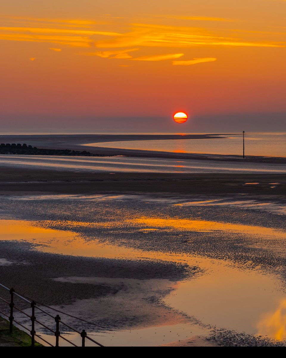I don’t make the rules, I just take the photos🤷‍♂️📸
You can keep your London skylines and your South Coast cliffs -there is absolutely nowhere in the UK that does a sunset like Liverpool Bay. The way the light hits the water at New Brighton (and Crosby) is just on another level.